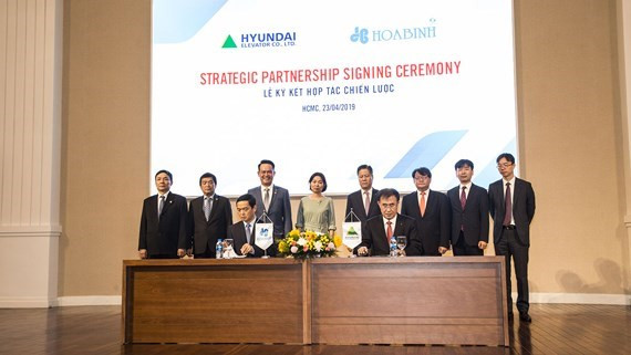Le groupe vietnamien de construction Hoa Binh coopère avec Hyundai Elevator ảnh 1 Le groupe vietnamien de construction Hoa Binh coopère avec Hyundai Elevator ảnh 1