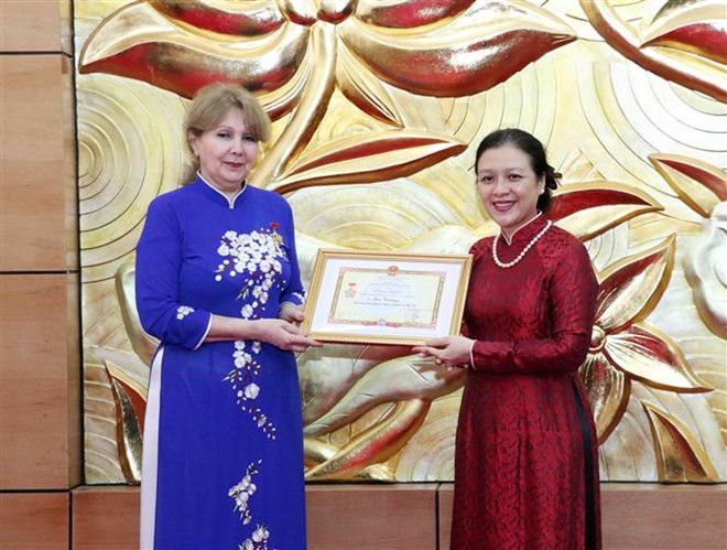 Insigne "Pour la paix et l'amitié entre les nations" à l'ambassadrice d'Arménie au Vietnam ảnh 1 Insigne "Pour la paix et l'amitié entre les nations" à l'ambassadrice d'Arménie au Vietnam ảnh 1