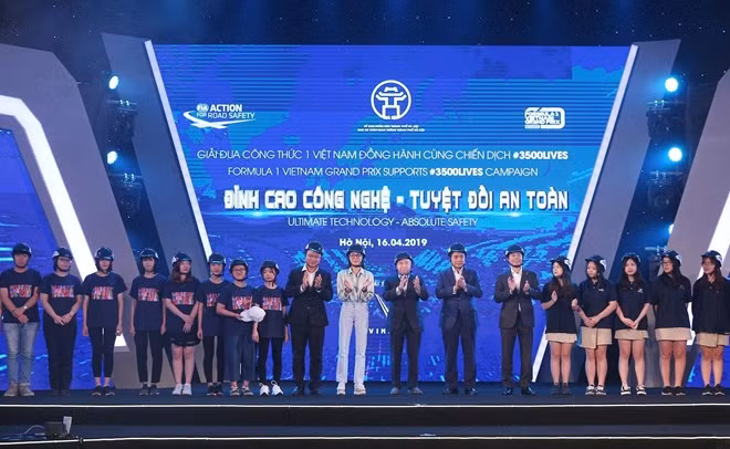 Offre de 10.000 casques de qualité à des élèves et étudiants hanoiens ảnh 1