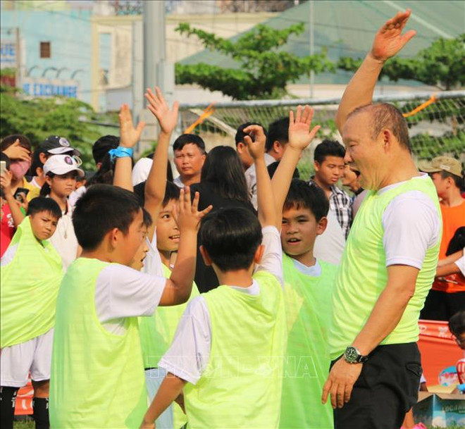 Football : l’entraîneur Park Hang-seo apporte le programme « Donner du rêve » aux enfants à An Giang ảnh 1 Football : l’entraîneur Park Hang-seo apporte le programme « Donner du rêve » aux enfants à An Giang ảnh 1