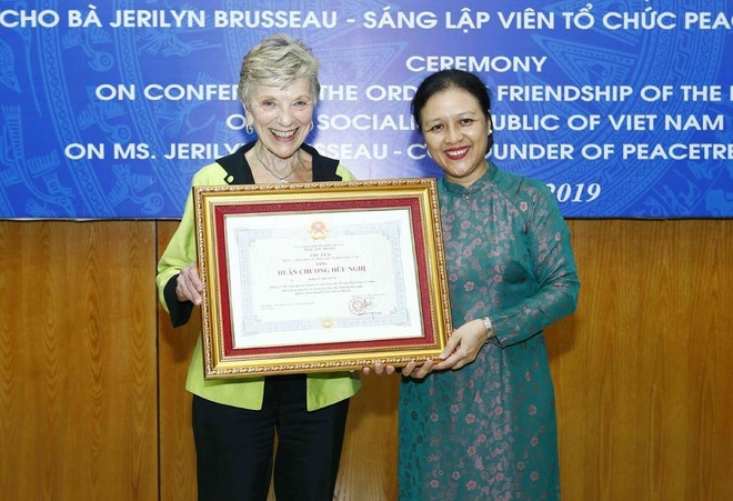 Remise de l’Ordre d’amitié à la fondatrice de l'organisation "Peace Trees Vietnam" ảnh 1 Remise de l’Ordre d’amitié à la fondatrice de l'organisation "Peace Trees Vietnam" ảnh 1