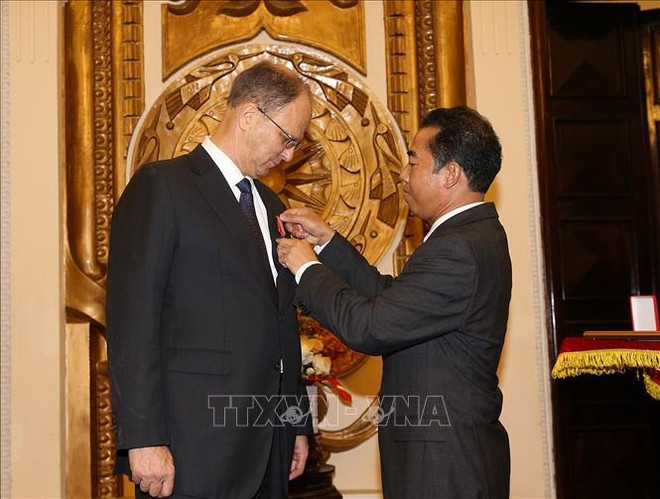 L’Ordre de l’Amitié à l’ambassadeur de l’Allemagne au Vietnam ảnh 1 L’Ordre de l’Amitié à l’ambassadeur de l’Allemagne au Vietnam ảnh 1