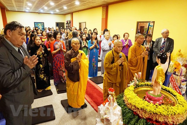 Des Vietnamiens en République tchèque fêtent le Vesak ảnh 1 Des Vietnamiens en République tchèque fêtent le Vesak ảnh 1