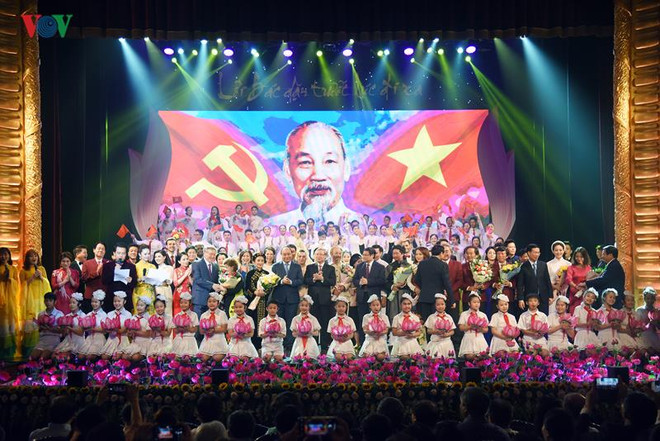 Un programme artistique en mémoire du président Ho Chi Minh à Hanoi ảnh 1 Un programme artistique en mémoire du président Ho Chi Minh à Hanoi ảnh 1