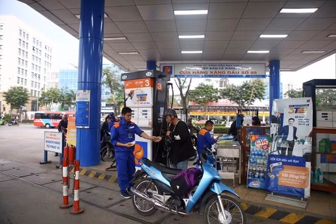Légère baisse des prix des carburants ảnh 1