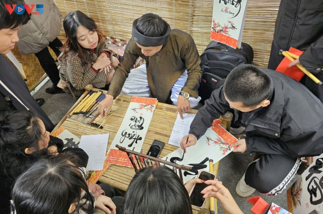 De Hanoi à Paris, les étudiants vietnamiens célèbrent le Têt avec leurs amis étrangers ảnh 2