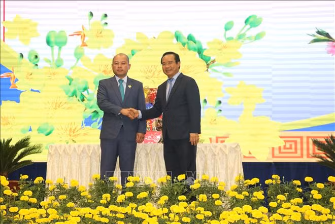 Une délégation cambodgienne présente ses vœux du Nouvel An à Long An ảnh 1