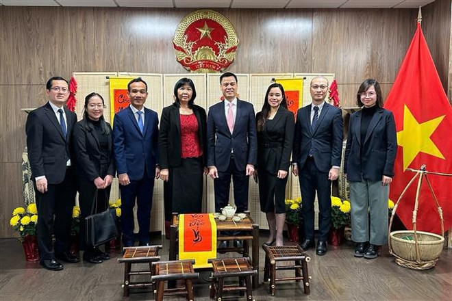 Les missions vietnamienne, lao et cambodgienne au siège de l'ONU renforcent leurs liens ảnh 1