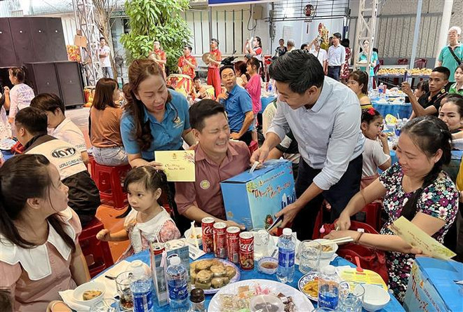  Près de 7,5 millions de travailleurs reçoivent une aide pour le Têt ảnh 2