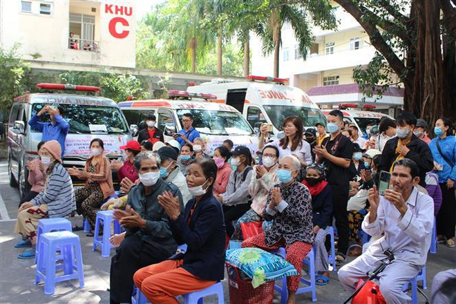 Le Têt solidaire aux hôpitaux pédiatriques de Hô Chi Minh-Ville et de Khanh Hoa ảnh 2