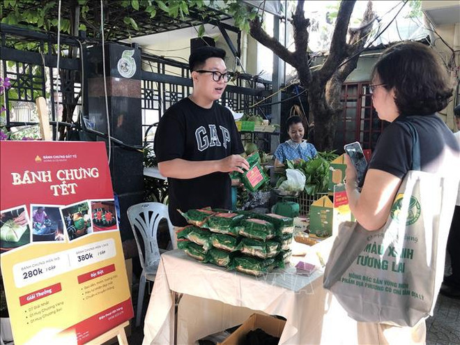 À Hô Chi Minh-Ville, le marché du Têt fait le plein de cadeaux vietnamiens ảnh 1 À Hô Chi Minh-Ville, le marché du Têt fait le plein de cadeaux vietnamiens ảnh 1