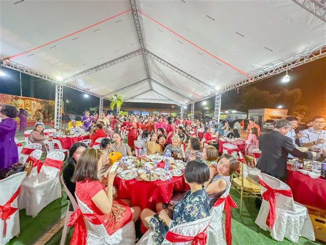 Un "Printemps au pays natal" pour les Vietnamiens de Vientiane ảnh 1