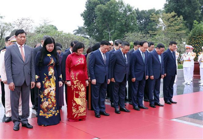 Têt du Dragon 2024 : les dirigeants rendent hommage au Président Hô Chi Minh ảnh 2