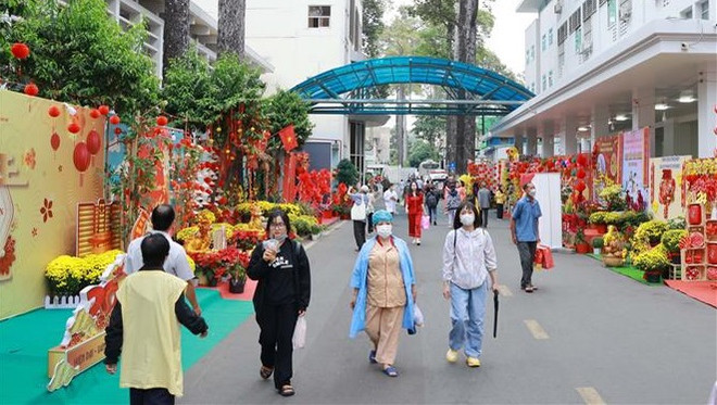 Des "rues aux fleurs" qui apportent du réconfort aux patients hospitalisés pendant le Têt ảnh 1 Des "rues aux fleurs" qui apportent du réconfort aux patients hospitalisés pendant le Têt ảnh 1
