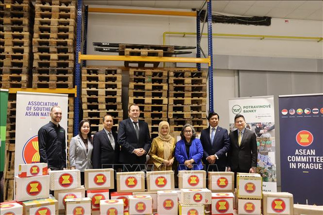 Le Comité de l'ASEAN en République tchèque au chevet des personnes défavorisées ảnh 1