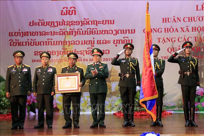 L’Ordre de l’Etoile d’or remis à l’Armée populaire du Laos ảnh 1 L’Ordre de l’Etoile d’or remis à l’Armée populaire du Laos ảnh 1