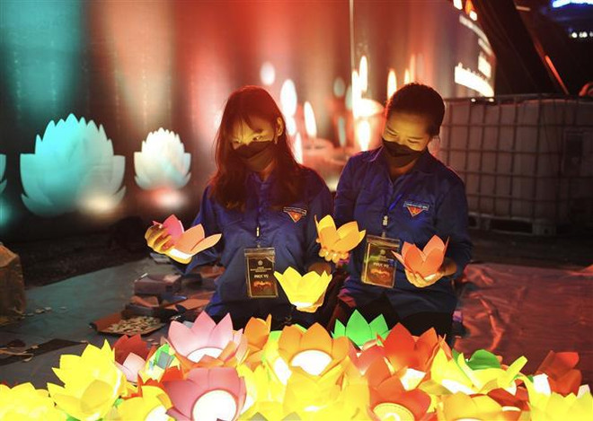 Cérémonie commémorative solennelle pour les victimes mortelles du COVID-19 au Vietnam ảnh 1 Cérémonie commémorative solennelle pour les victimes mortelles du COVID-19 au Vietnam ảnh 1