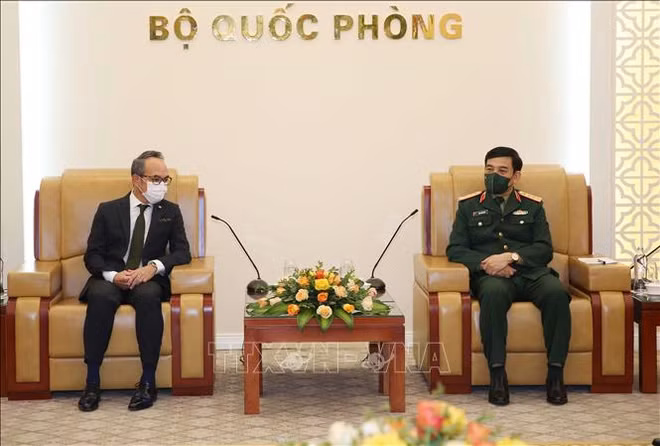 Le général Phan Van Giang reçoit l'ambassadeur de Thaïlande ảnh 1
