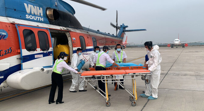 Un vol d'urgence transporte un patient de l'île de Song Tu Tay au continent pour un traitement ảnh 1 Un vol d'urgence transporte un patient de l'île de Song Tu Tay au continent pour un traitement ảnh 1