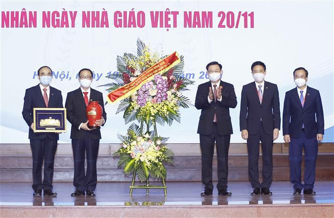 Le président de l’AN à l’ouverture de l’année universitaire de la Faculté de médecine de Hanoï ảnh 1 Le président de l’AN à l’ouverture de l’année universitaire de la Faculté de médecine de Hanoï ảnh 1