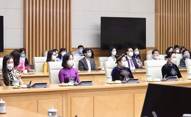 Le Premier ministre rencontre des enseignants exemplaires ảnh 2