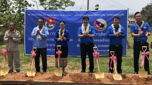 Les jeunes de Hanoi et de Vientiane consolident leur amitié ảnh 1 Les jeunes de Hanoi et de Vientiane consolident leur amitié ảnh 1