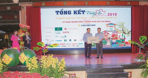 HCM-Ville: Gains de la rue florale Nguyên Huê au profit des élèves pauvres ảnh 1 HCM-Ville: Gains de la rue florale Nguyên Huê au profit des élèves pauvres ảnh 1