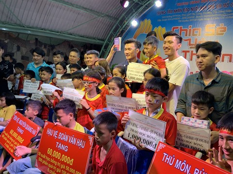 Binh Duong: De généreuses stars du football vietnamien ảnh 1 Binh Duong: De généreuses stars du football vietnamien ảnh 1