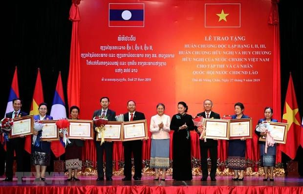 Des distinctions honorifiques de l’Etat vietnamien à des collectifs et des individus laotiens ảnh 1 Des distinctions honorifiques de l’Etat vietnamien à des collectifs et des individus laotiens ảnh 1