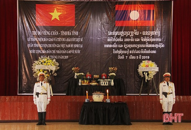 Des restes de soldats volontaires et d'experts vietnamiens rapatriés du Laos ảnh 1 Des restes de soldats volontaires et d'experts vietnamiens rapatriés du Laos ảnh 1