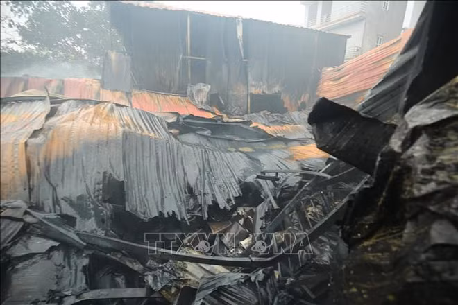 Huit morts et disparus dans un incendie à Hanoï ảnh 1