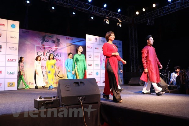 L’ao dai présenté à un événement mondial de la mode en Inde ảnh 1 L’ao dai présenté à un événement mondial de la mode en Inde ảnh 1
