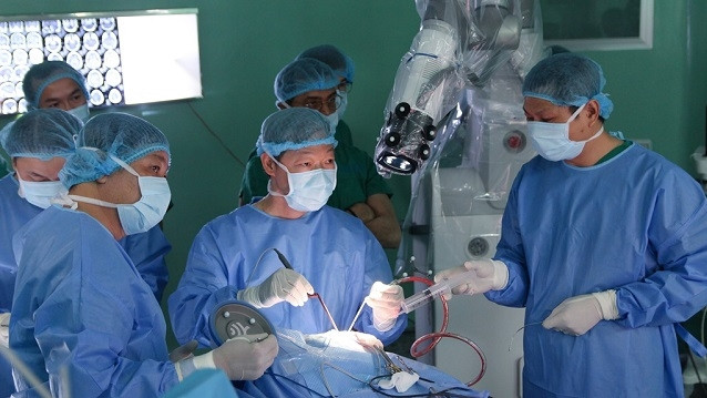 HCM-Ville : L’Hôpital Nhân Dân effectue sa première opération du cerveau à l'aide d'un robot ảnh 1 HCM-Ville : L’Hôpital Nhân Dân effectue sa première opération du cerveau à l'aide d'un robot ảnh 1
