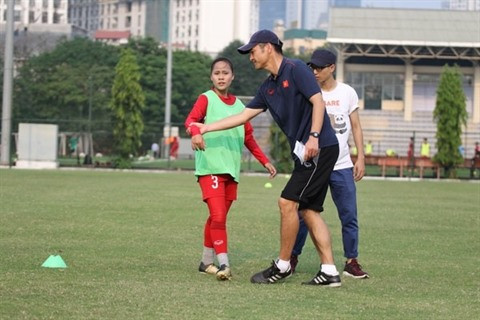 Football féminin: le Japonais Akira forme des jeunes vietnamiennes ảnh 1 Football féminin: le Japonais Akira forme des jeunes vietnamiennes ảnh 1