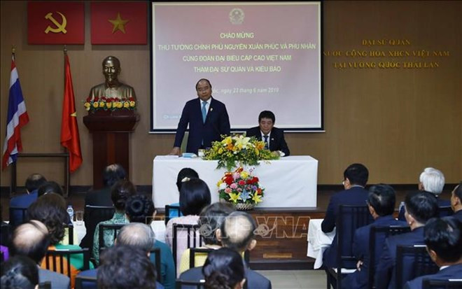 Le PM Nguyen Xuan Phuc rencontre des résidents vietnamiens en Thaïlande ảnh 1 Le PM Nguyen Xuan Phuc rencontre des résidents vietnamiens en Thaïlande ảnh 1
