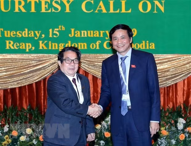 Des législateurs vietnamiens et cambodgiens partagent leurs expériences ảnh 1