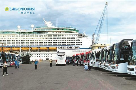 Thua Thiên-Huê: Saigontourist accueille les 4.000 croisiéristes du Voyager of the Seas ảnh 1