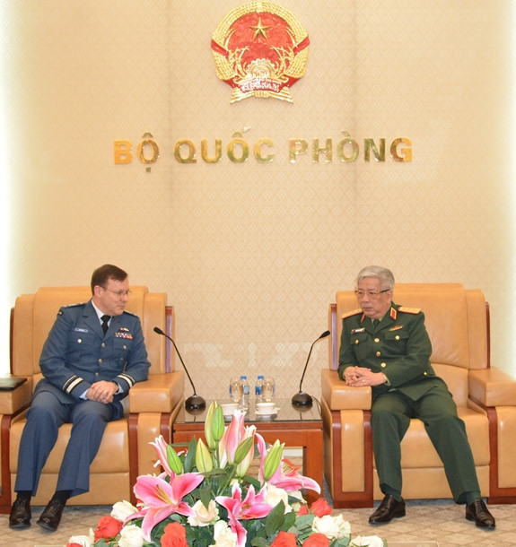 Promotion des relations en matière de défense entre le Vietnam et le Canada ảnh 1 Promotion des relations en matière de défense entre le Vietnam et le Canada ảnh 1
