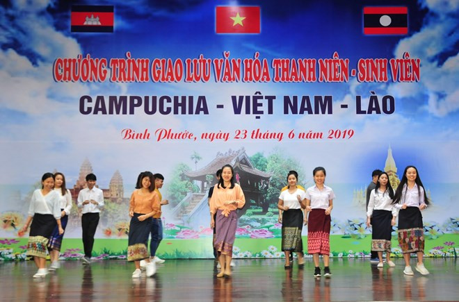 Des étudiants vietnamiens, cambodgiens et laotiens renforcent leur solidarité et leur amitié ảnh 1 Des étudiants vietnamiens, cambodgiens et laotiens renforcent leur solidarité et leur amitié ảnh 1