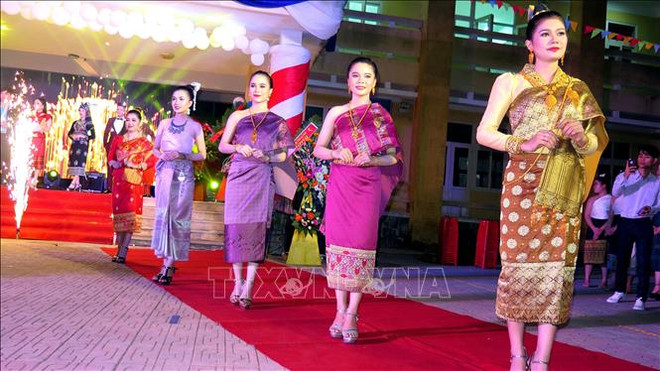 Des étudiants laotiens accueillent le Tet Bunpimay à Hue ảnh 1 Des étudiants laotiens accueillent le Tet Bunpimay à Hue ảnh 1