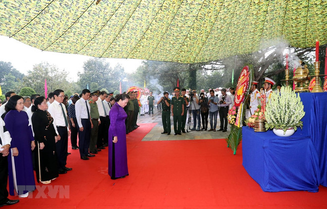 La présidente de l'AN assiste à la cérémonie d'inhumation des restes de martyrs à Tay Ninh ảnh 1 La présidente de l'AN assiste à la cérémonie d'inhumation des restes de martyrs à Tay Ninh ảnh 1