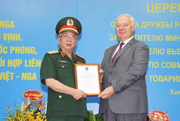 Le vice-ministre de la Défense Nguyen Chi Vinh reçoit l’Ordre de l'amitié de la Russie ảnh 1 Le vice-ministre de la Défense Nguyen Chi Vinh reçoit l’Ordre de l'amitié de la Russie ảnh 1