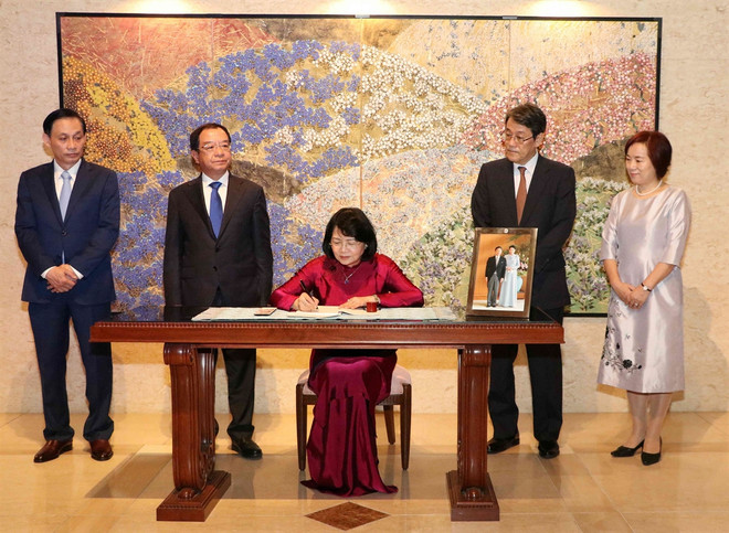 La vice-présidente Dang Thi Ngoc Thinh signe le registre de félicitations à l’Empereur japonais ảnh 1 La vice-présidente Dang Thi Ngoc Thinh signe le registre de félicitations à l’Empereur japonais ảnh 1