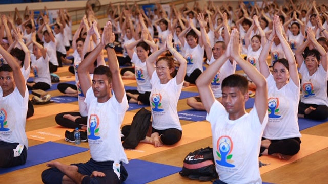Près de 1 000 personnes pratiquent le yoga ensemble à Hanoi ảnh 1 Près de 1 000 personnes pratiquent le yoga ensemble à Hanoi ảnh 1