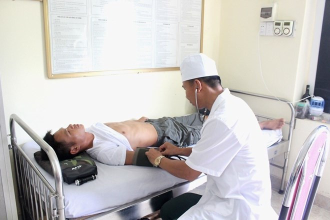 Remise d’un pêcheur chinois en détresse dans la mer du Vietnam ảnh 1 Remise d’un pêcheur chinois en détresse dans la mer du Vietnam ảnh 1