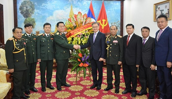 Le Vietnam félicite le Laos à l'occasion du 70e anniversaire de l'armée ảnh 1 Le Vietnam félicite le Laos à l'occasion du 70e anniversaire de l'armée ảnh 1