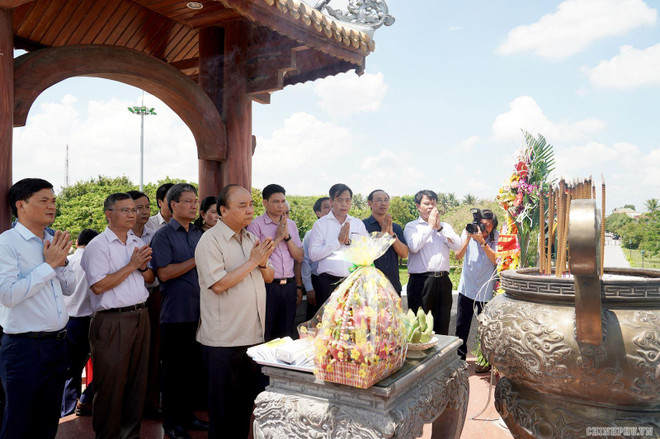 Le PM Nguyen Xuan Phuc offre de l'encens à l'ancienne citadelle de Quang Tri ảnh 1 Le PM Nguyen Xuan Phuc offre de l'encens à l'ancienne citadelle de Quang Tri ảnh 1