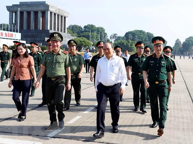 Le PM Nguyen Xuan Phuc vérifie les travaux de rénovation du mausolée du président Ho Chi Minh ảnh 1