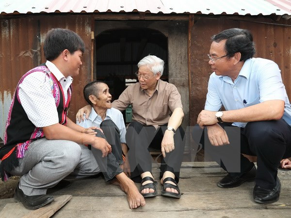 Le secrétaire général du PCV en visite à la commune démunie d’Ayun de Gia Lai ảnh 1