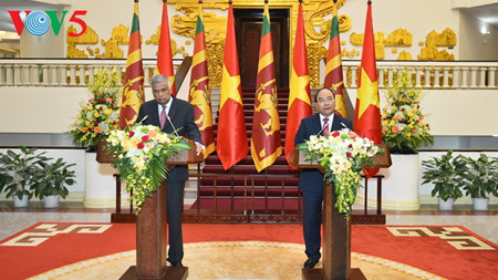 Des dirigeants vietnamiens reçoivent le Premier ministre sri lankais ảnh 4 Des dirigeants vietnamiens reçoivent le Premier ministre sri lankais ảnh 4